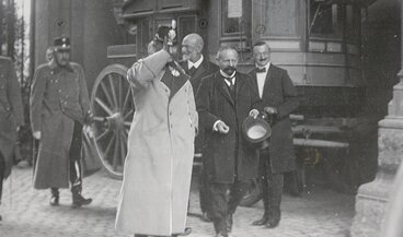 Kaiser Wilhelm II. vor der Postkutsche, begleitet unter anderen von Museumsdirektor Heinrich Angst