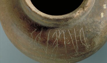 Topf aus Keramik, um 200 vor Christus. Auf der Schulter Inschrift «Rupelos», ein keltischer Name, im etruskischer Alphabet von rechts nach links geführt. Aus dem Grab 32 von der Nekropole von Giubiasco (Kanton Tessin).