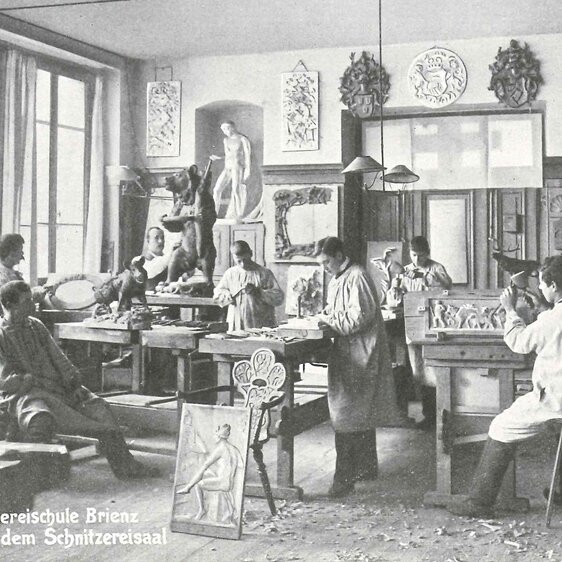 Cours à l’École de sculpture sur bois de Brienz, vers 1900.