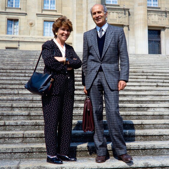 Marlène Belilos et Jean Lob devant le Tribunal fédéral à Lausanne le 27.4.1988.