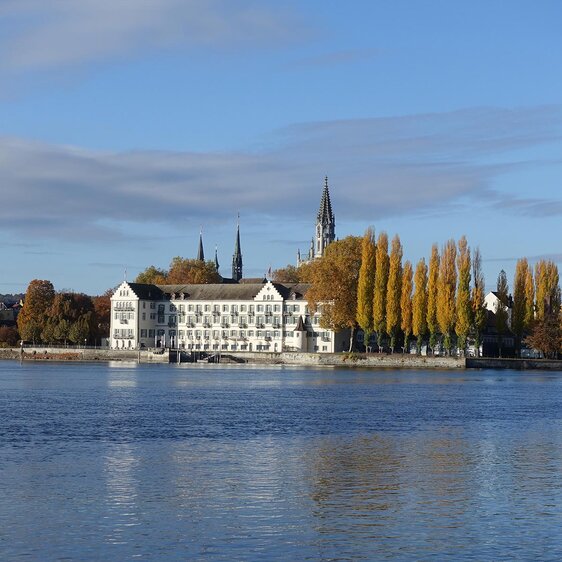 Vue de la rive droite sur le lac et l’Inselhotel de Constance à l’automne 2023. L’établissement appartient aujourd’hui à la brasserie de l’État bavarois Rothaus et il est exploité par le groupe Steigenberger.