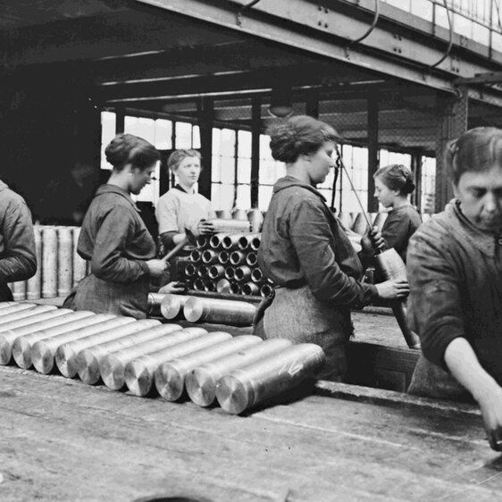 Frauen bei der Granatenproduktion im Stahlwerk Osnabrück. Foto: Alois Wurm, 1915.