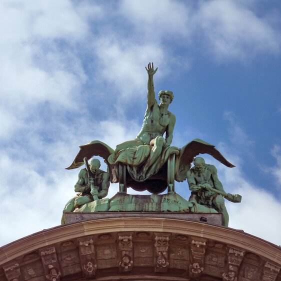 Zeitgeist, 1907 geschaffen von Richard Kissling für den Torbogen des 1896 erbauten Luzerner Bahnhofs