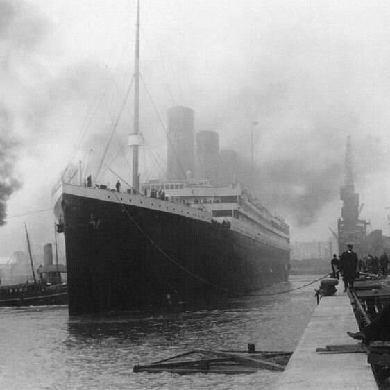 Die Titanic verlässt den Hafen in Southampton.