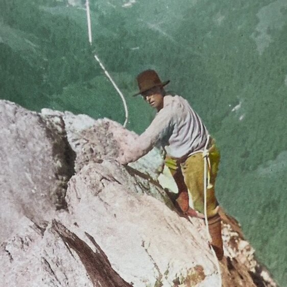 König Albert I. bewegte sich gerne in den Schweizer Bergen: Er kam fast jedes Jahr, um dem Alpinismus zu frönen. Das Bild wurde vom Nationalmuseum mit KI koloriert.