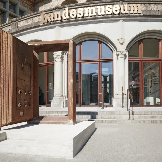 Stahltür des Tresor Clubs, 1991–2005, vormals der Silberkammer der Wertheim-Bank, Berlin, 1927 Privatsammlung Dimitri Hegemann