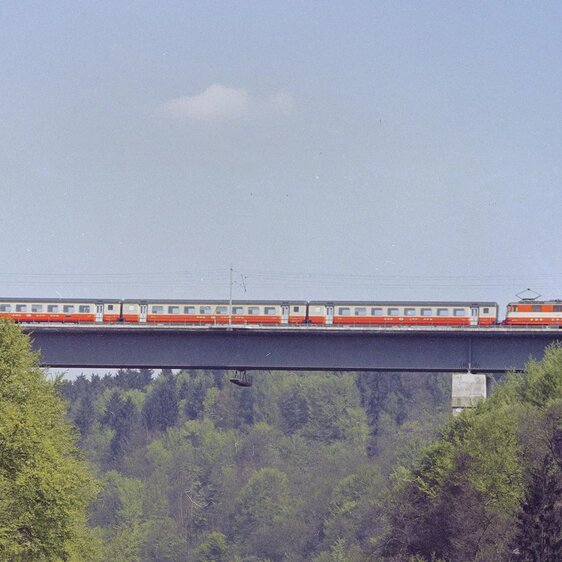 Der Swiss Express überquert die Reussbrücke auf der Heitersberglinie.