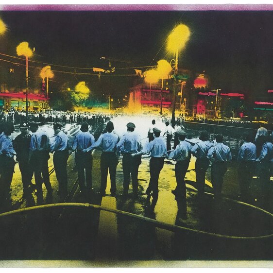 Zürcher Stadtpolizisten sperren am Abend des 29. Juni 1968 die Bahnhofbrücke. Gegenüber stehen rund 2000 Personen, die für die Einrichtung eines autonomen Jugendzentrums im Globusprovisorium demonstrieren. Die Aufnahme von Eric Bachmann wurde rund zehn Jahre später von der Fotografin Barbara Davatz von Hand koloriert.