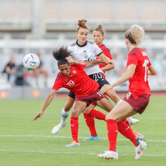 Die Schweizer Fussballnationalmannschaft der Frauen kämpft teilweise bis heute um Akzeptanz und Publikum.