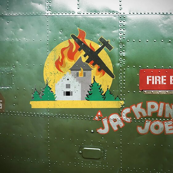 Im Juli 1944 stürzte ein Flugzeug namens «Jackpine Joe» im Zürcher Weinland ab. Ausgerechnet auf das Schloss des IKRK-Präsidenten. Illustration von Marco Heer.
