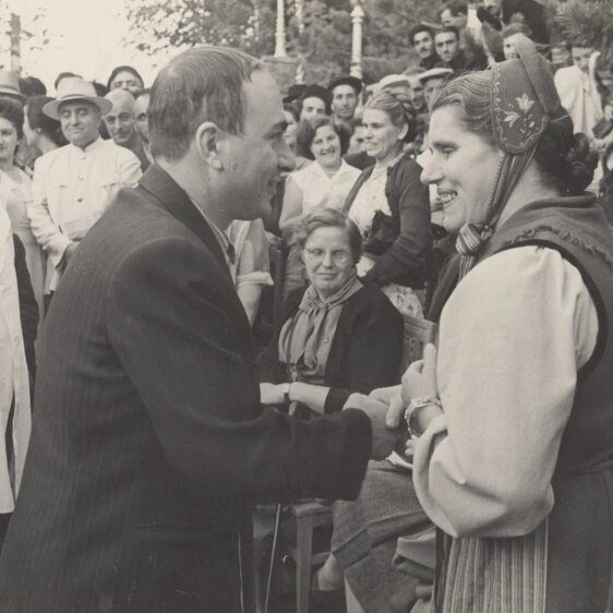 Eine verhängnisvolle Reise: Die Baselbieter Dichterin Helene Bossert wird 1953 in Armenien von Einheimischen begrüsst.