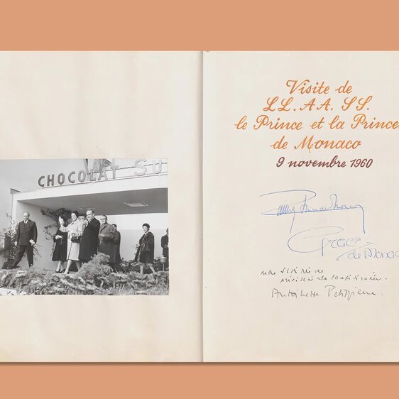 Am 9. November 1960 besuchte das monegassische Fürstenpaar Prinz Rainier III. und Grace Kelly die Suchard-Fabrik in Serrières und verewigten sich im «Livre d’or» – dem Gästebuch der Schokoladenfirma.