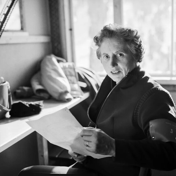 Elsa Roth in ihrer Funktion als Zentralsekretärin des Schweizerischen Skiverbands in Bern am 19. Juni 1965. | © © PHOTOPRESS-ARCHIV / JOE WIDMER