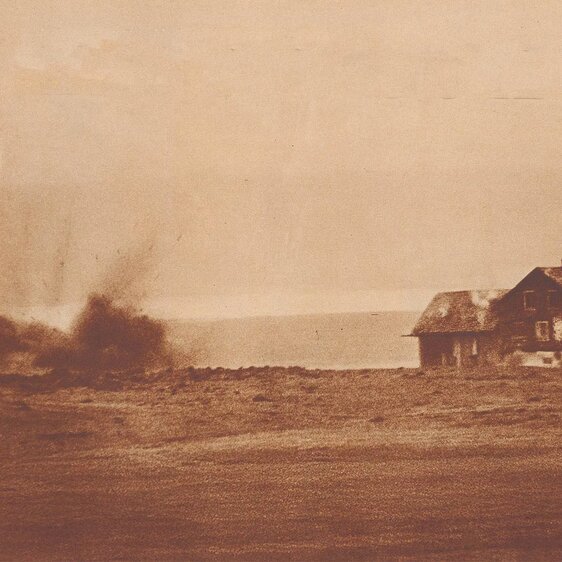 Für einen Stausee wurde die Sihlebene bei Einsiedeln in den 1930er-Jahren geräumt. Bevor das Wasser kam, führte das Schweizer Militär Tests mit Fliegerbomben durch. Bild aus einer Reportage der Zürcher Illustrierten.