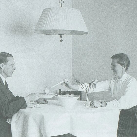 Das Ehepaar Tschudi bei Tisch – die traditionelle Szenerie steht im starken Gegensatz zu ihren beruflichen Laufbahnen.