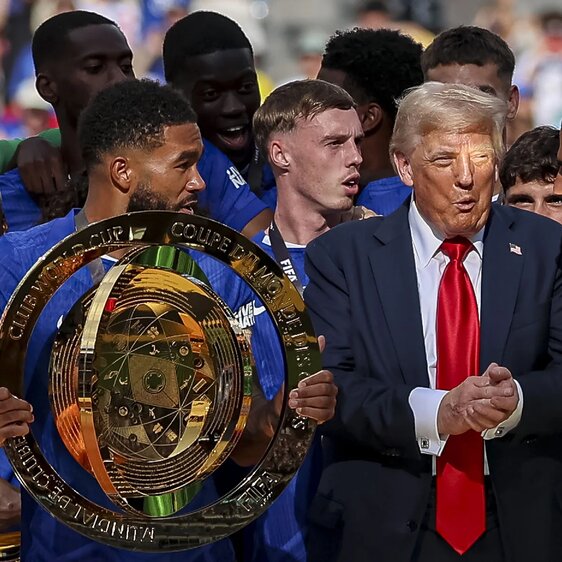 Chelsea gewann im Juli 2025 die Klub-WM. Bei der Pokalübergabe stahl ihnen jedoch US-Präsident Donald Trump, der die Bühne partout nicht verlassen wollte, die Show.