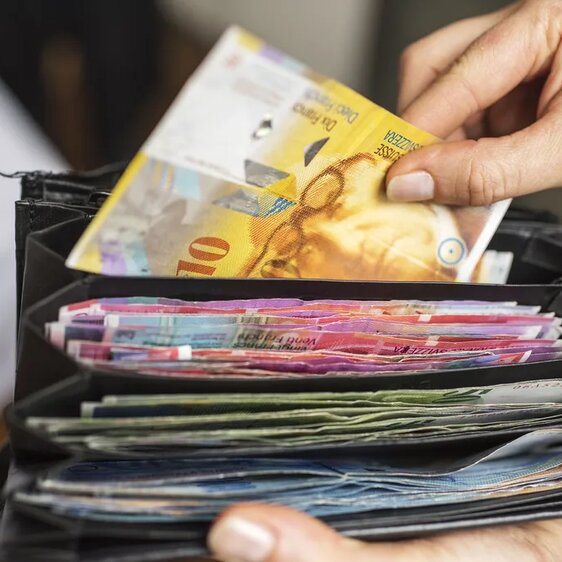 Jeden Tag in der Hand, selten genau betrachtet: Hinter der achten Banknotenserie steckte jahrelange Entwicklungsarbeit. | © © KEYSTONE / CHRISTIAN BEUTLER