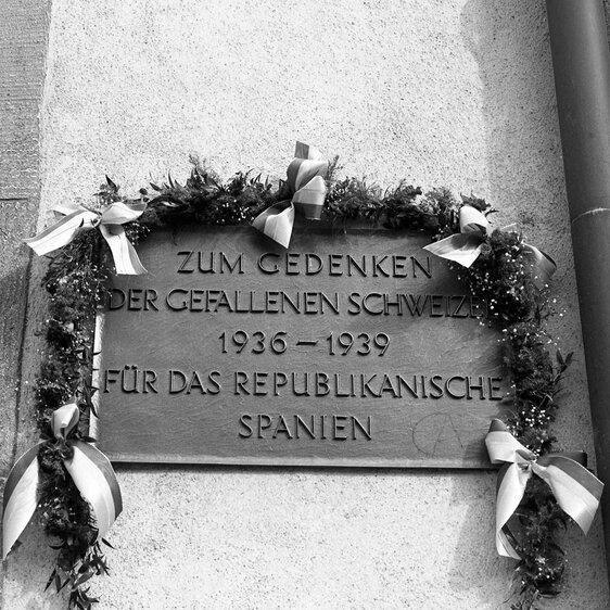Im Oktober 1976 wurde in Zürich eine Gedenktafel für die gefallenen Schweizer eingeweiht, welche für die Spanische Republik gekämpft hatten.