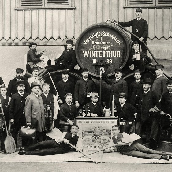 The workforce of Haldengut Brewery in 1889, with director Fritz Schoellhorn sitting in the centre.