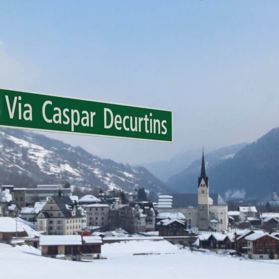Nicht nur, aber auch als Strassenname in Trun GR präsent: Caspar Decurtins hat in der politischen Kultur der Surselva Spuren hinterlassen, die bis heute deutlich spürbar sind.