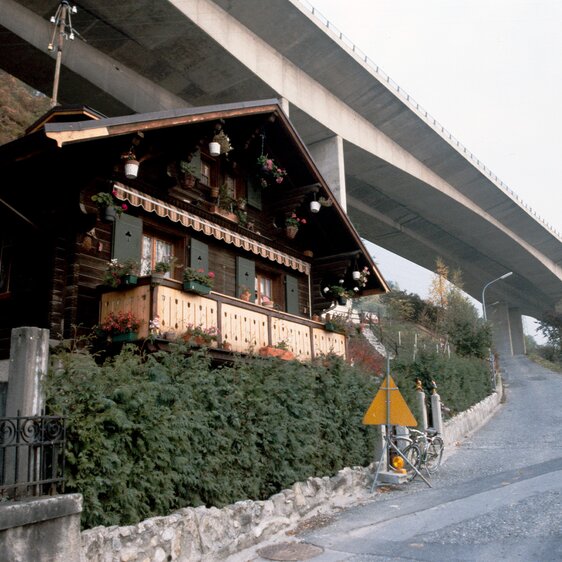 Chalet under a motorway bridge, location unknown, 1985.