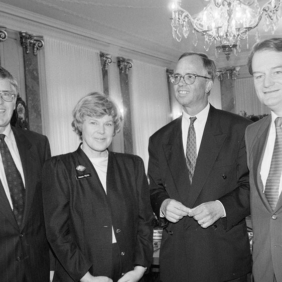 Gathering of neutrals. From left to right: Federal Councillor Kaspar Villiger, Finland’s Elisabeth Rehn, Austria’s Werner Fasslabend and Sweden’s Anders Björck at the Bernerhof in Bern.