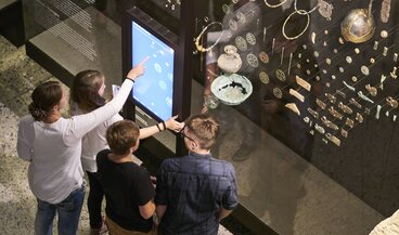 Besucherinnen und Besucher in der Ausstellung "Archäologie Schweiz"