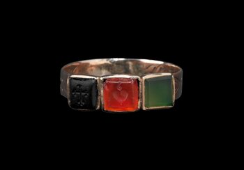 Bague. Or rouge, pierres colorées | © Photo: Musée national suisse