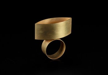 «Catoptric Ring», Otto Künzli (*1948). Anello progettato nel 1988 e realizzato nel 1992. Oro e specchio | © Museo nazionale svizzero