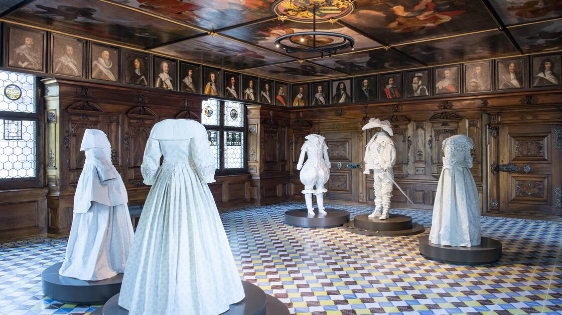 Salle originale ornée de tableaux de 1697 provenant de la maison « zum Langen Stadelhof » à Zurich | © Musée national suisse