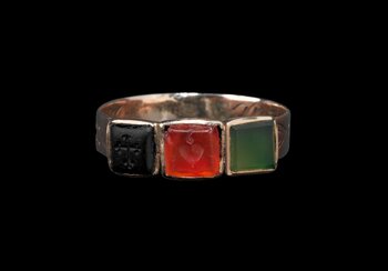 Finger ring. Rose gold, coloured stones | © Photo: Swiss National Museum