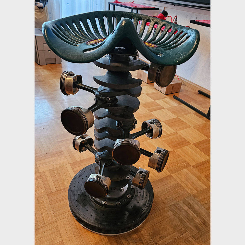 Barhocker aus den Innereien  vom Mercedes S65 AMG V12 Biturbo