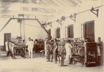 Weaving mill in Kozhikode (Calicut), Kerala, late 19th century. | © Archive of the Basel Mission, Basel (QU-30.016.0045)