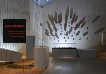 Blick in die Ausstellung "Sündenbock"