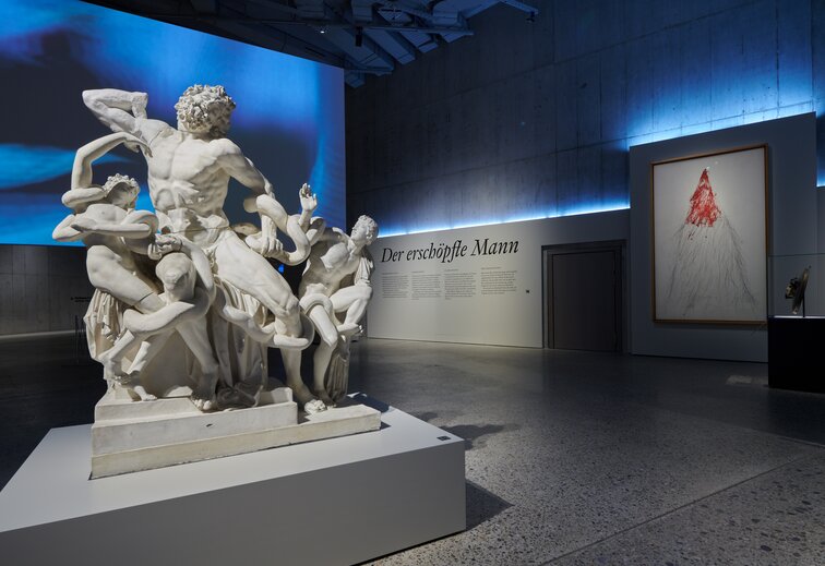 Blick in die Ausstellung "Der erschöpfte Mann"