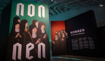 Blick in die Ausstellung "Nonnen im Mittelalter"