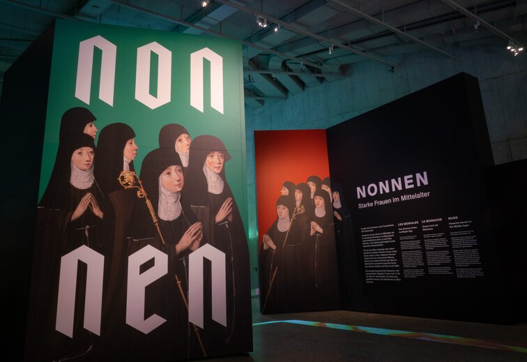 Blick in die Ausstellung "Nonnen im Mittelalter"