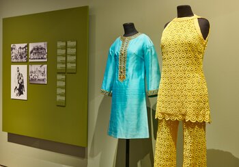 Unkonventionelle Kleider | ©   (Kleid links) Damenkleid von Sybil Zelker, England, 1967, Rohseide. (Kleid rechts) Deux-Pièces, Oscar Rom, Zürich, um 1967, durchbrochener Stoff mit Lochmuster. Schweizerisches Nationalmuseum