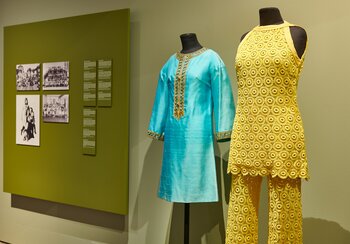 Unkonventionelle Kleider | ©   (Kleid links) Damenkleid von Sybil Zelker, England, 1967, Rohseide. (Kleid rechts) Deux-Pièces, Oscar Rom, Zürich, um 1967, durchbrochener Stoff mit Lochmuster. Schweizerisches Nationalmuseum