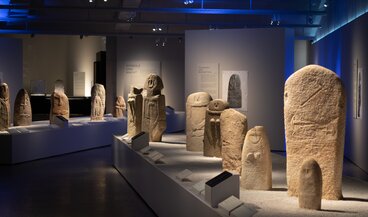 Blick in die Ausstellung "Menschen in Stein gemeisselt"