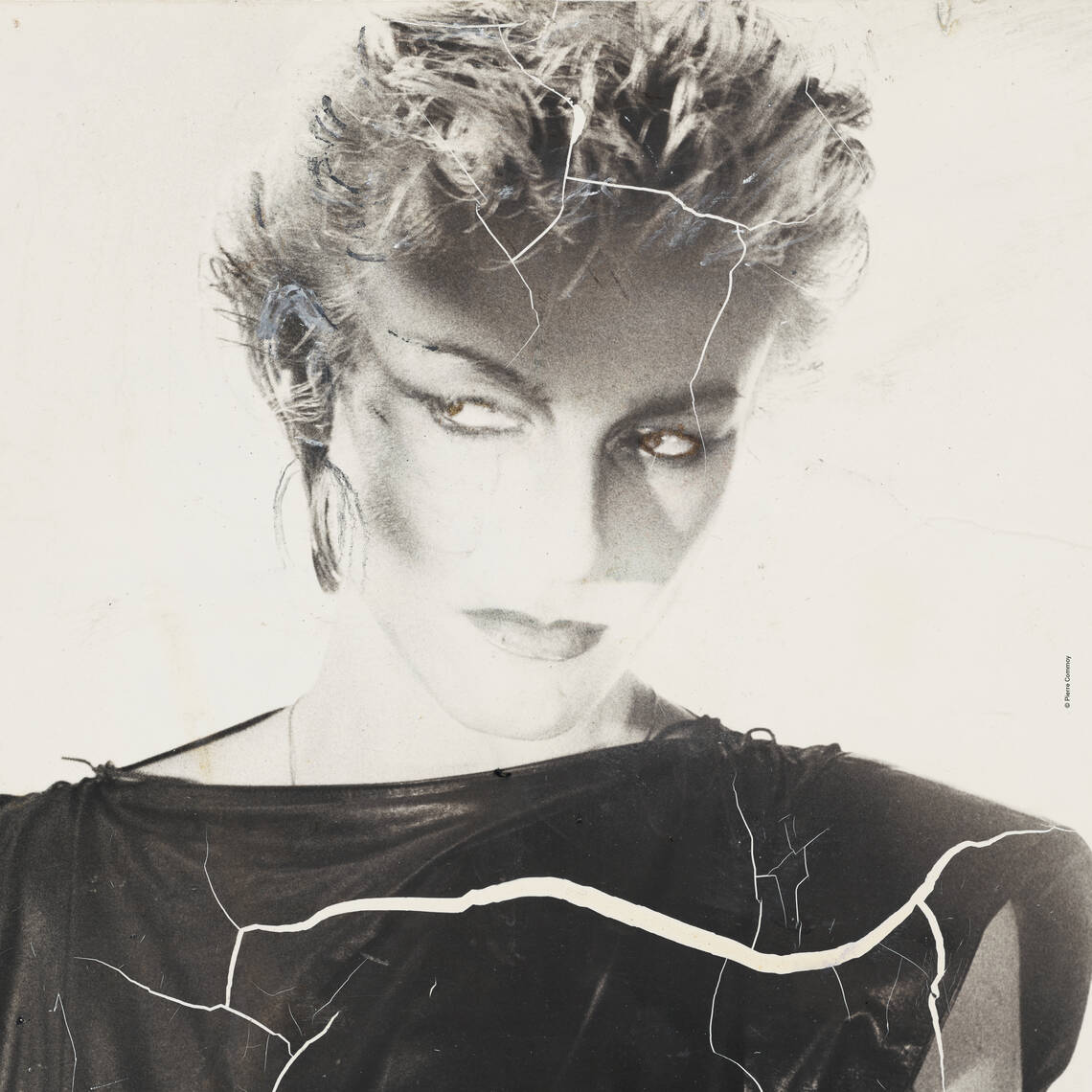 Keyvisual della mostra bella e selvaggia – la moda di Ursula Rodel | © ©Pierre Commoy Keyvisual della mostra bella e selvaggia – la moda di Ursula Rodel | © ©Pierre Commoy