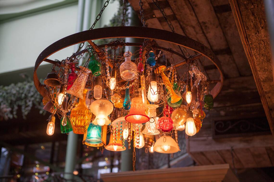 Aus alten Gläsern gefertigte Lampe in einem Restaurant in Newcastle.