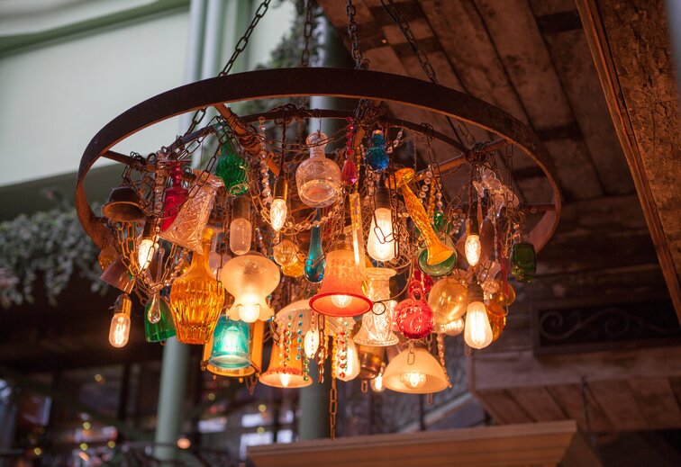 Aus alten Gläsern gefertigte Lampe in einem Restaurant in Newcastle.