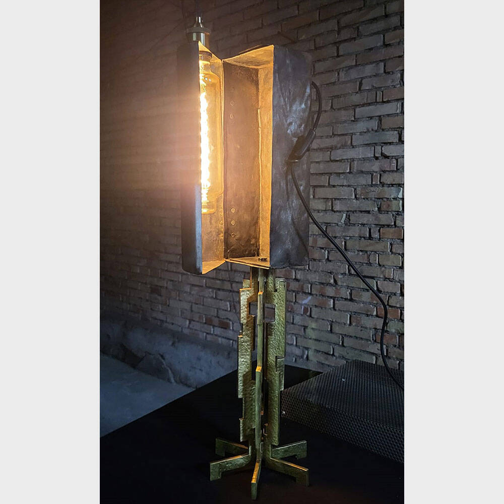 Lampe mit Materialien aus Mülldeponien
