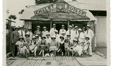Schweizerinnen und Schweizer vor dem «Chalet suisse» in Léopoldville, Congo, 1933 | © Schweizerisches Bundesarchiv