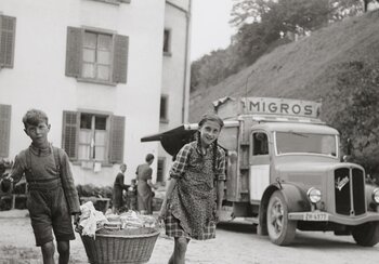 Discount itinerante | © © Theo Frey / Fotostiftung Schweiz. Online, questa immagine può avere una larghezza massima di 1200 pixel.