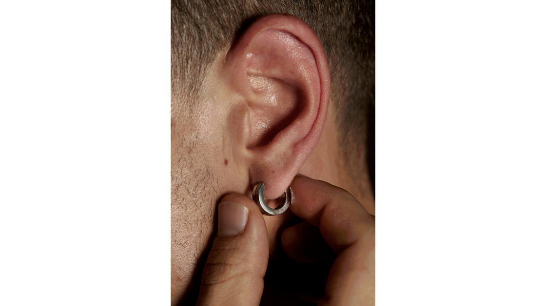 Cette boucle d’oreille me rappelle mon père. Il est orfèvre et je ne peux rien porter qui ne soit passé entre ses mains. | © Photo: Marie-Christine Gerber | Styling: Filipa Fernandes