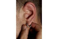 Cette boucle d’oreille me rappelle mon père. Il est orfèvre et je ne peux rien porter qui ne soit passé entre ses mains. | © Photo: Marie-Christine Gerber | Styling: Filipa Fernandes