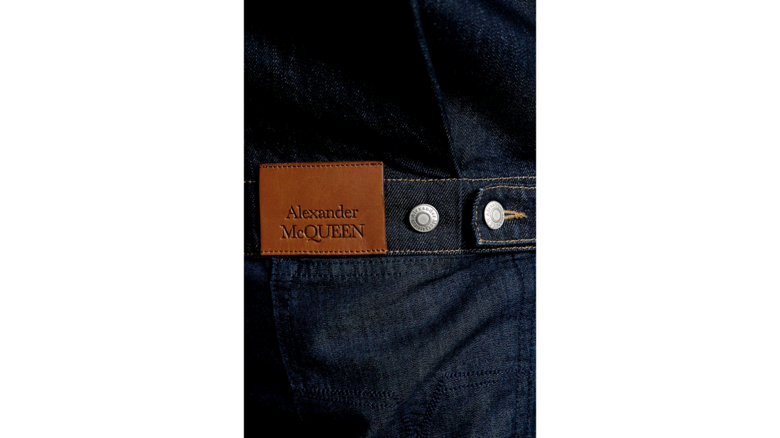 Après de longues recherches à Londres et Berlin, j’ai jeté mon dévolu sur la veste en jean griffée Alexander McQueen. Malheureusement, elle n’était plus disponible dans ma taille, mais j’ai fini par la trouver sur Internet. Une petite boutique à Bergame en avait encore. | © Photo: Marie-Christine Gerber | Styling: Filipa Fernandes