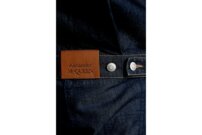 Après de longues recherches à Londres et Berlin, j’ai jeté mon dévolu sur la veste en jean griffée Alexander McQueen. Malheureusement, elle n’était plus disponible dans ma taille, mais j’ai fini par la trouver sur Internet. Une petite boutique à Bergame en avait encore. | © Photo: Marie-Christine Gerber | Styling: Filipa Fernandes